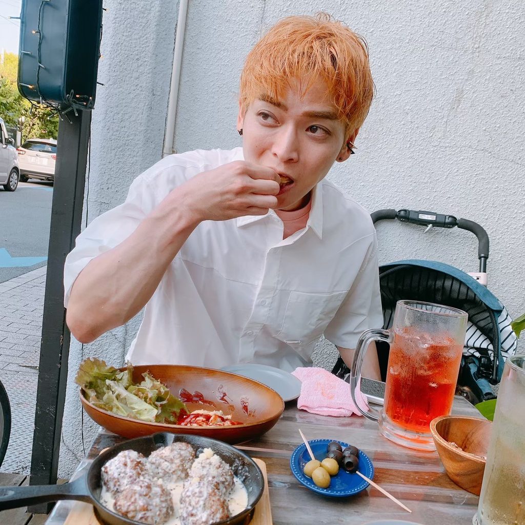 ご飯を食べるりく