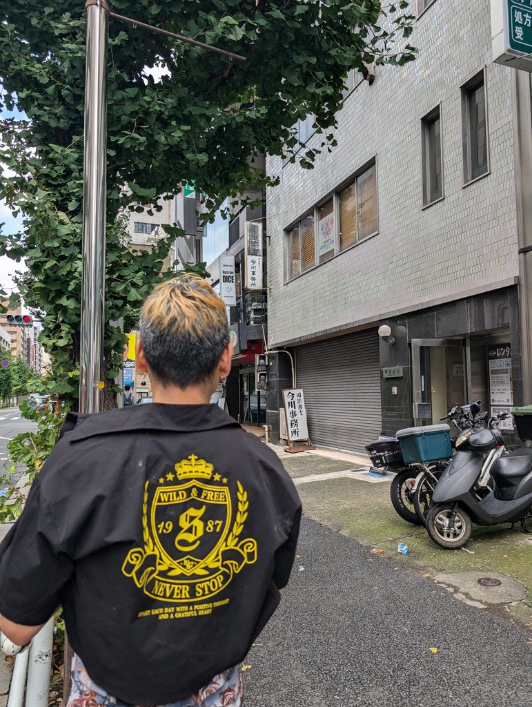 ビルの前