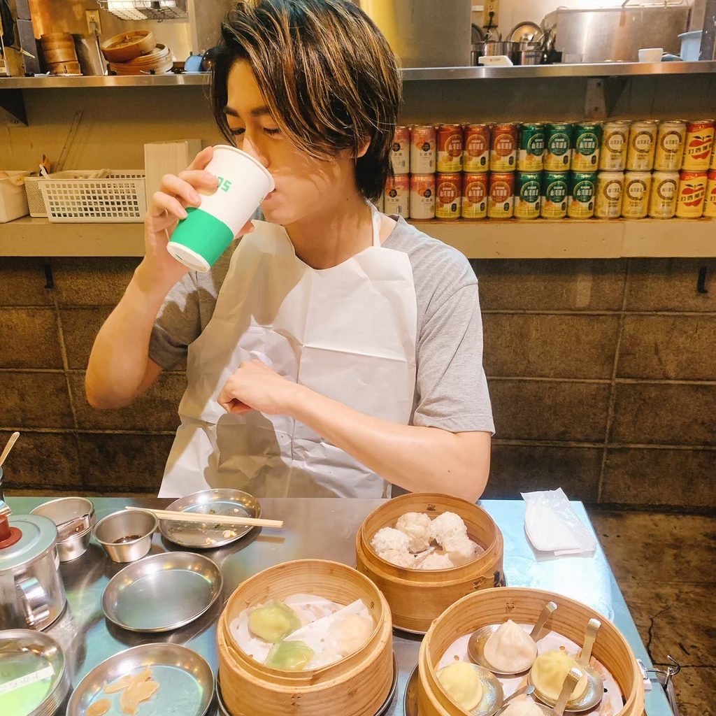 ビールを飲む