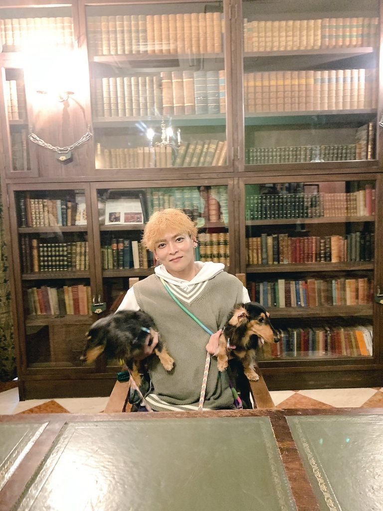 椅子に座る