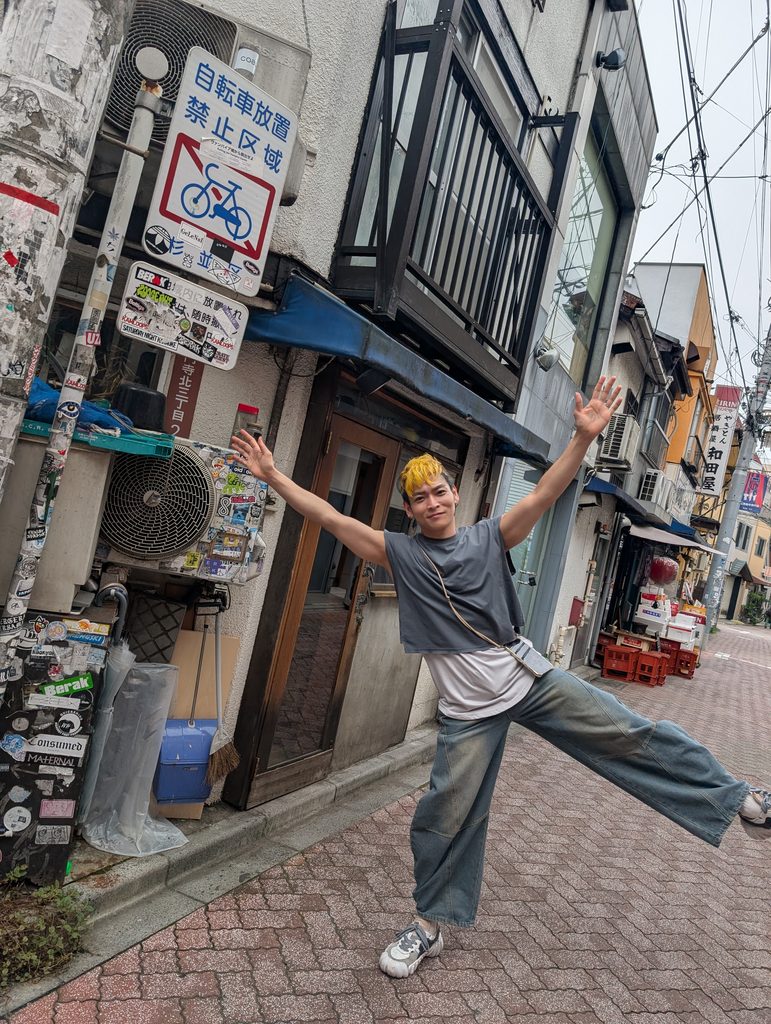 左ポーズ